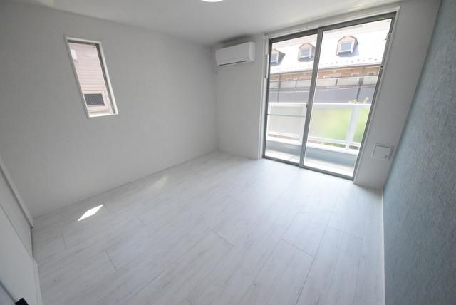 居室・リビング　角部屋２面採光の明るいお部屋