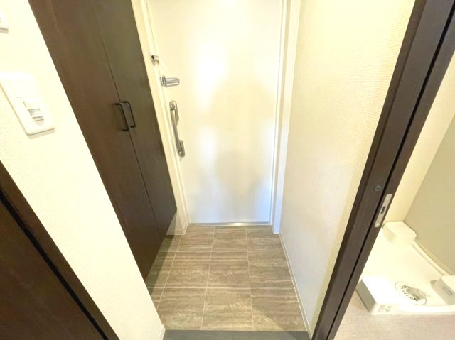 玄関　同間取り反転タイプを表示しています