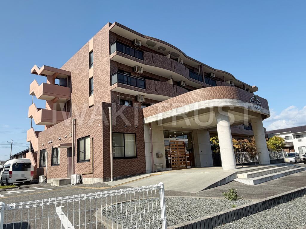 建物外観　1Fはデイサービス。別にアパート専用の玄関があります。