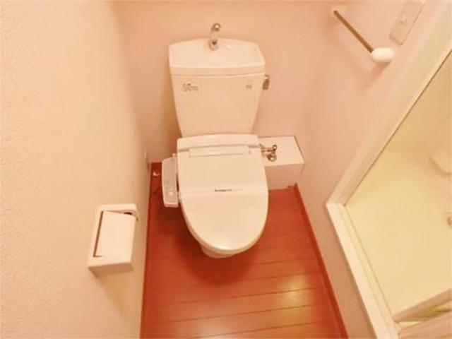 トイレ　嬉しいウォシュレット付き