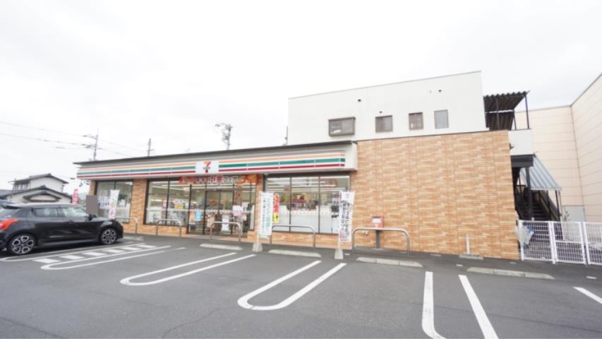 コンビニ　セブンイレブン鴨方インター店（コンビニ）まで335m
