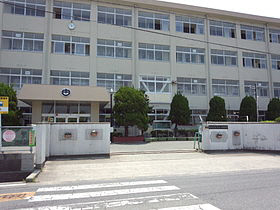 中学校　氷丘中学校（中学校）まで730m