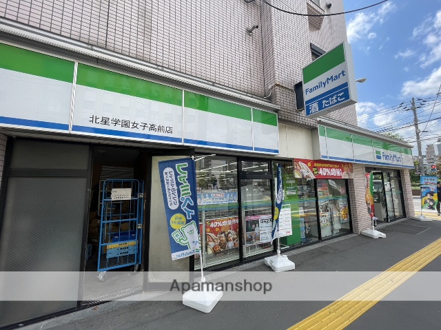 コンビニ　ファミリーマート（コンビニ）まで115m