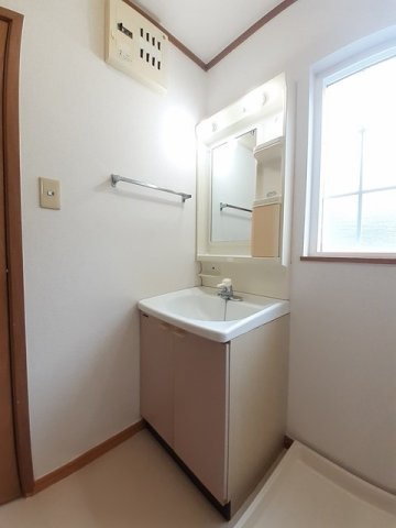 洗面設備　明るい洗面所です