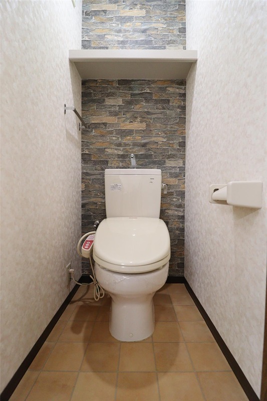トイレ　※掲載写真は、同タイプの別部屋写真です。