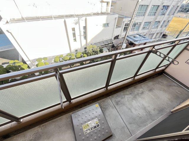 バルコニー　暖かな日差しのふりそそぐバルコニー