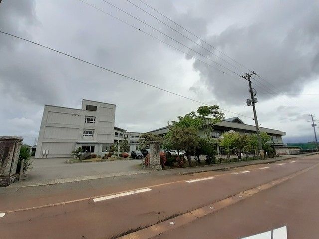 中学校　燕中学校（中学校）まで1500m