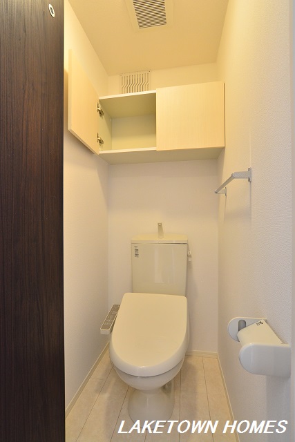トイレ　上部に収納のある温水洗浄便座付のトイレです。