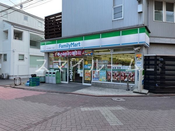 コンビニ　ファミリーマート大田大森東二丁目店（コンビニ）まで60m