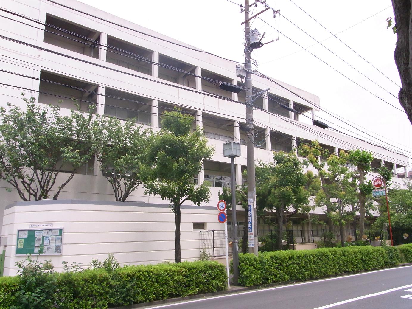 中学校　蒔田中学校（中学校）まで833m