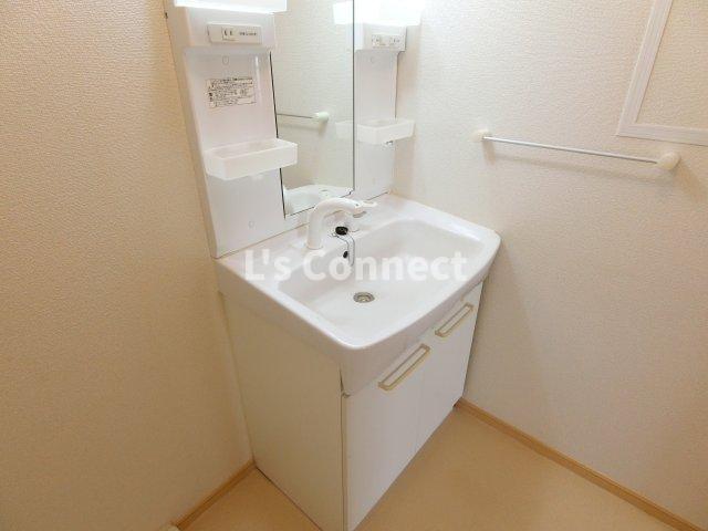 洗面設備　朝の支度もスムーズな独立洗面台。