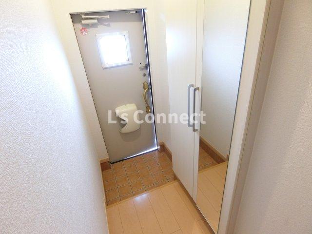 玄関　背の高い下駄箱には鏡付きで身だしなみチェック。
