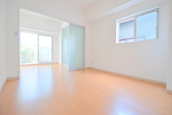 居室・リビング　角部屋２面採光の明るいお部屋です♪