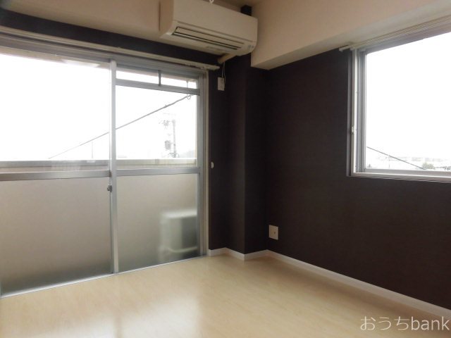 居室・リビング　角部屋で2面に窓があり明るいです。