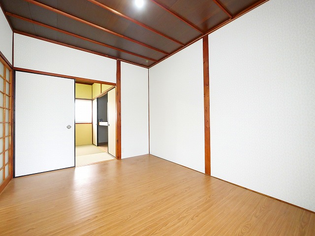 その他部屋・スペース　落ち着いた色調の寝室です
