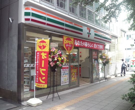 コンビニ　セブンイレブン三軒茶屋駅東店（コンビニ）まで133m