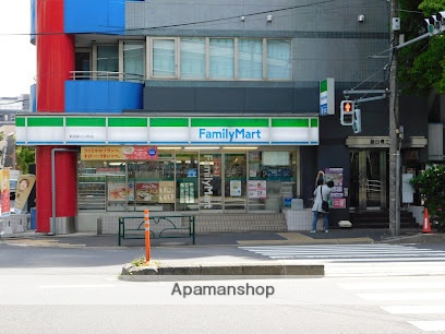 コンビニ　ファミリーマート新宿新小川町店（コンビニ）まで281m