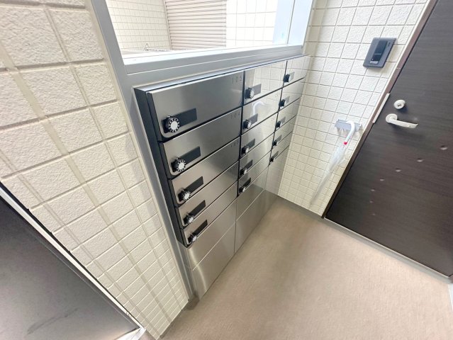 ロビー　ロビーにある各部屋毎のメールボックス。
