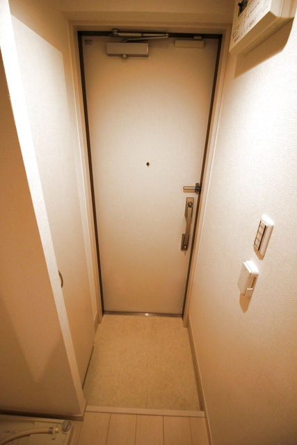 玄関　※写真は他号室です
