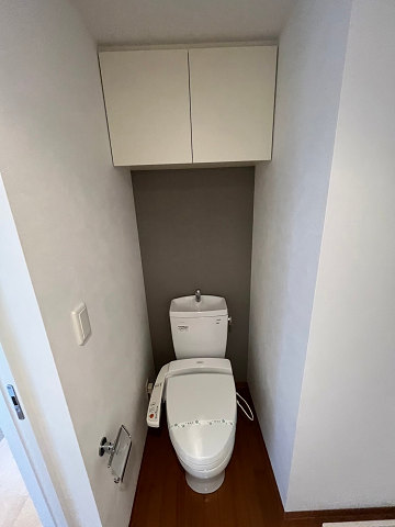 トイレ　落ち着いた色調のトイレです