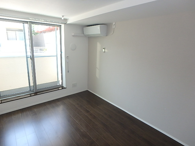 居室・リビング　暖かみのある新築のお部屋で新しい生活をスタート