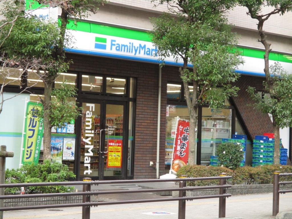 コンビニ　ファミリーマート 明大前北店（コンビニ）まで74m