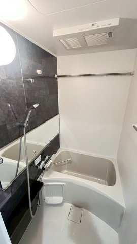 バス・シャワールーム　コンパクトで使いやすいお風呂です 外観もきれいです