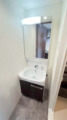 洗面設備　明るい洗面所です 外観もきれいです