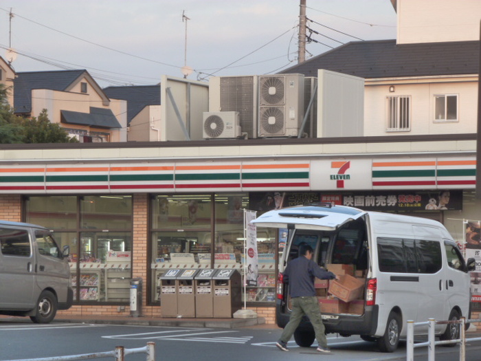 コンビニ　セブンイレブン（コンビニ）まで244m