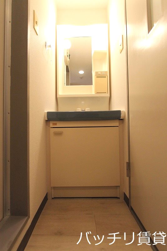 洗面設備　類似写真使用のため、現状を優先致します。