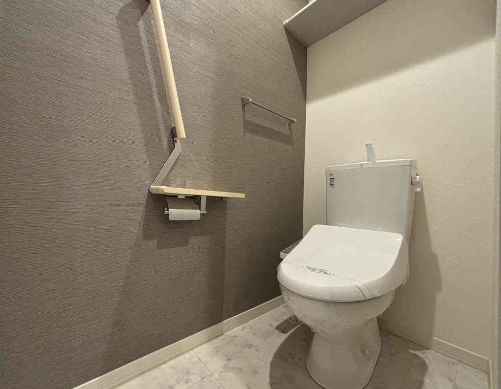 トイレ　落ち着いた色調のトイレです
