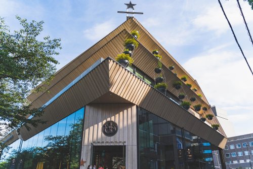 飲食店　STARBUCKS RESERVE(R) ROASTERY（飲食店）まで249m