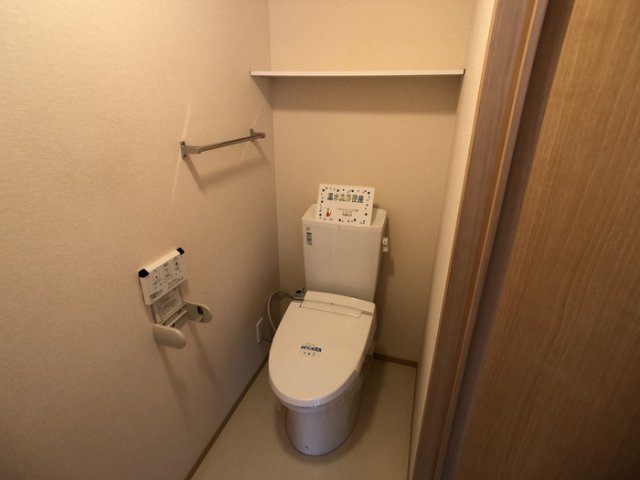 トイレ　温水洗浄便座付きトイレ