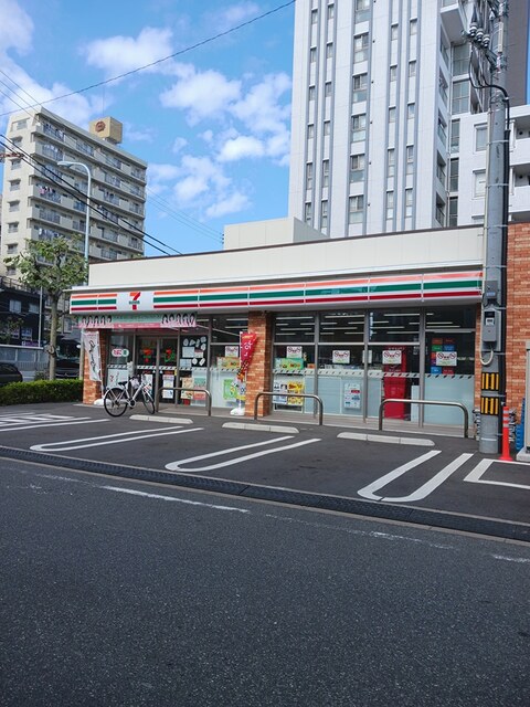 コンビニ　セブンイレブン（コンビニ）まで323m