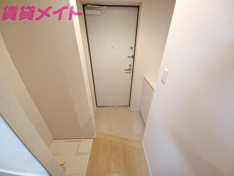 玄関　同物件別室反転タイプ画像