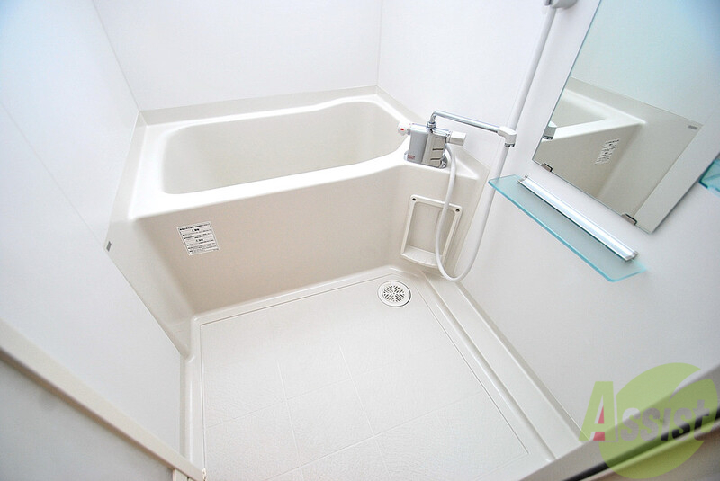 バス・シャワールーム　真っ白いトイレに鏡付き♪一人で十分なくらいの広さです！！