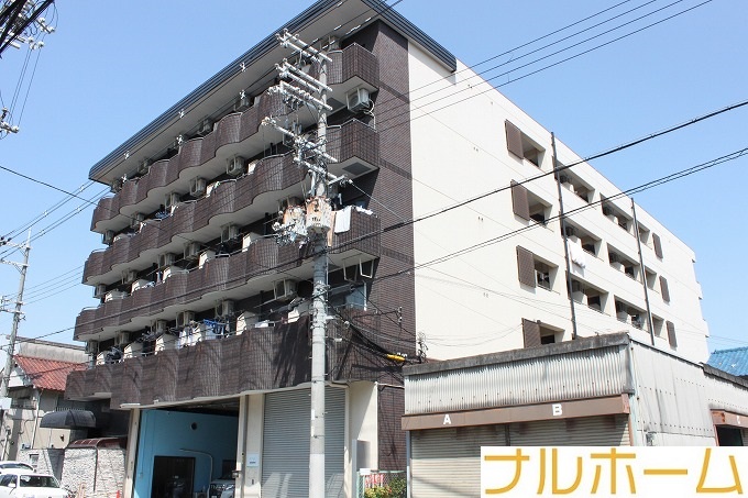 建物外観　ガッチリとしたマンションタイプです。