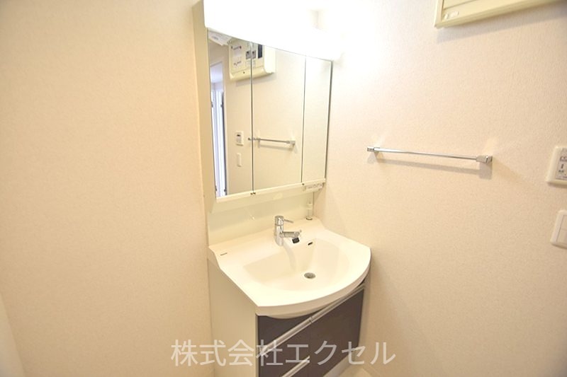 洗面設備　同建物の別のお部屋の写真です。