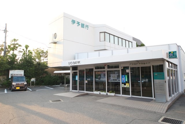 銀行　伊予銀行空港通支店（銀行）まで650m