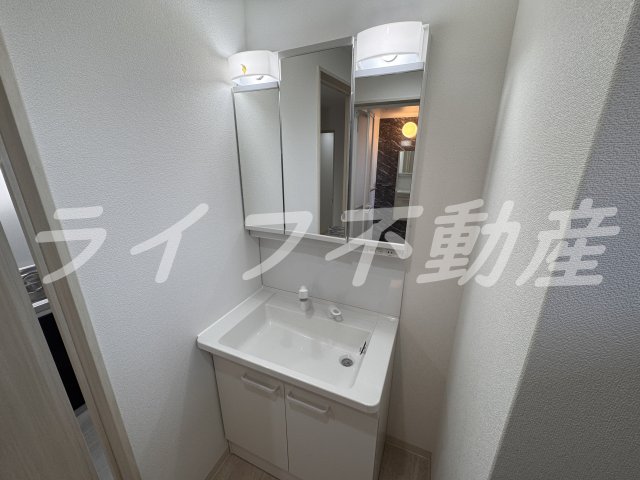 洗面設備　独立洗面台あり、毎朝おしゃれに忙しい女性の方におすすめです