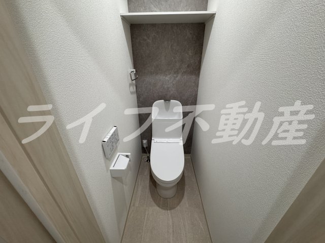 トイレ　落ち着いた色調のトイレです