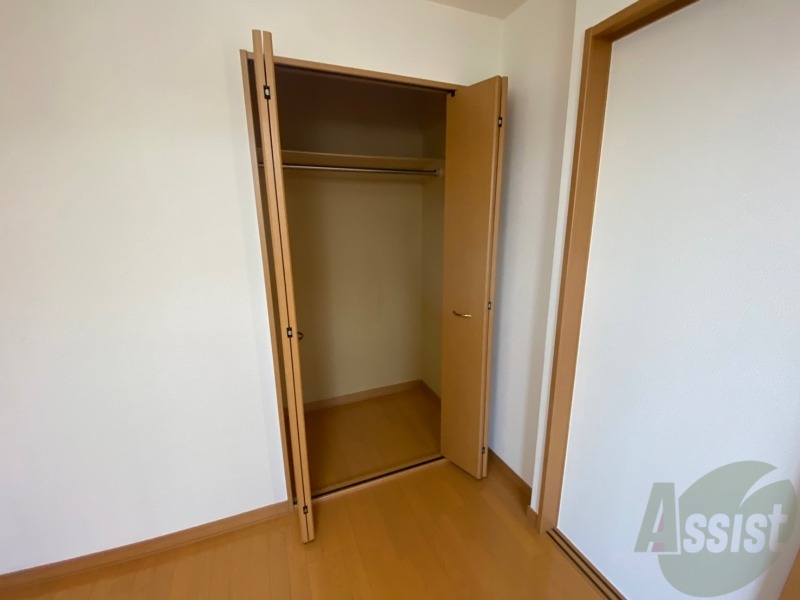 収納　こちらの収納にはハンガーをかけて服もしまえますね。