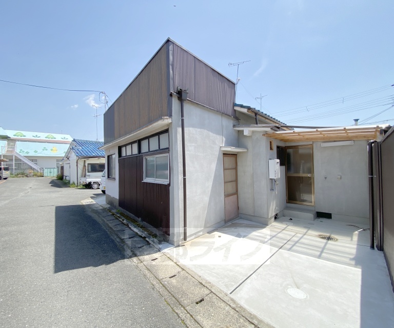 バルコニー　物干しスペースに屋根があります。