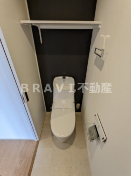 トイレ　【BRAVE大阪城北】棚があり便利なトイレです