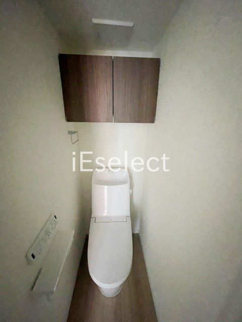 トイレ　温水洗浄便座付きのトイレです?