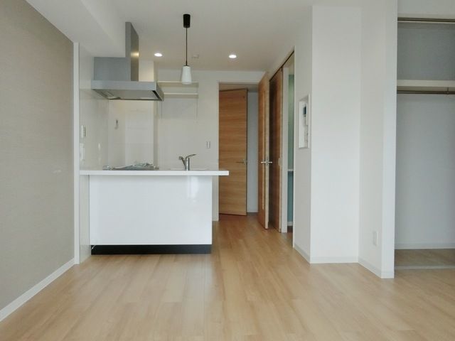 居室・リビング　バルコニー側からのお部屋です。