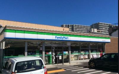 コンビニ　ファミリーマート 新田三丁目店（コンビニ）まで262m