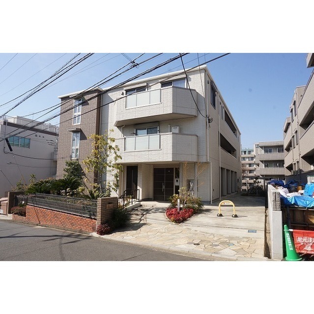 建物外観　重厚感のある佇まい♪