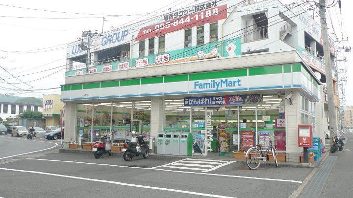 コンビニ　ファミリーマート三芳町店（コンビニ）まで595m