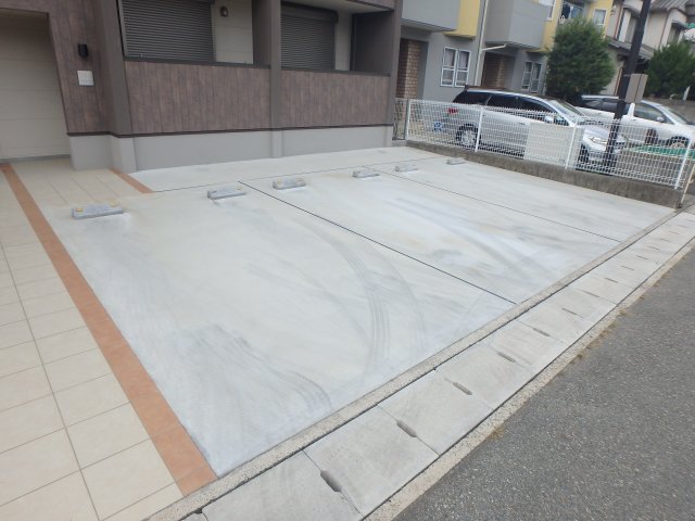 駐車場　駐車場に車を止められます